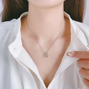 Elegante S925 Sterlingsilber Mobius-Halskette mit Mikro-Pavé-Kristallen auf einem Modell