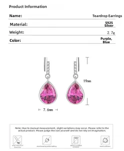 Détail de boucles d'oreilles goutte en argent S925 avec gemmes violettes et oxydes blancs