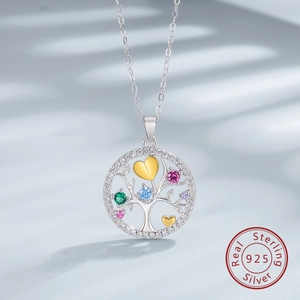 Détail macro du pendentif Arbre de Vie en argent 925 avec pierres colorées
