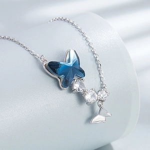 Collier élégant en argent S925 avec papillon en cristal bleu et pendentif zircone