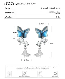 Dettaglio degli orecchini a farfalla in argento S925 con cristalli blu e zirconi