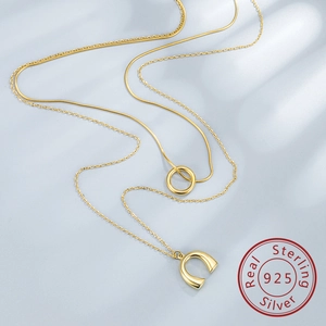 Detail van de 925 sterling zilveren gouden gelaagde ketting met ronde en U-vormige hangers