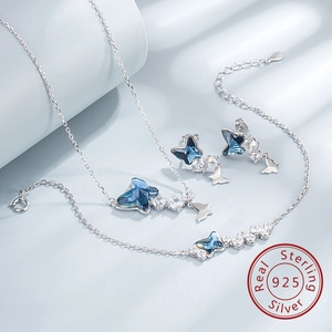Vue détaillée d'une parure papillon en argent 925 avec des cristaux dégradés bleus