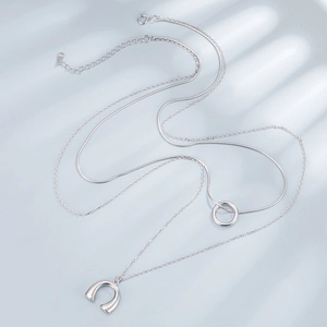 Dubbellaagse S925 zilveren ketting met O- en U-vormige hangers op lichtgrijze achtergrond