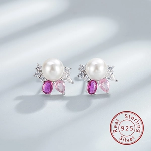 Détail de boucles d'oreilles en argent 925 avec perle blanche et pierres roses