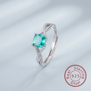 Dettaglio macro del marchio S925 in argento e pietra blu quadrata sull'anello
