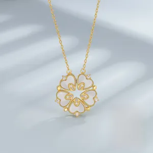 Détail macro du collier fleur en argent S925 avec nacre blanche et accents de zircon