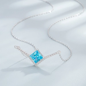 Vintage S925 sterling silver necklace with princess cut emerald green gemstone pendant