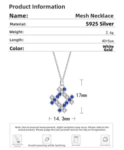 Détail du collier en argent S925 avec pendentif grille saphir bleu et dimensions 17mm