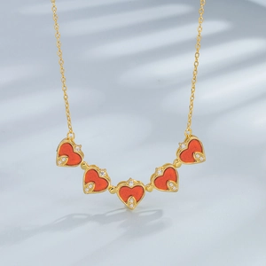 Collier en argent S925 doré avec cinq cœurs en émail rouge et accents de zircon brillant