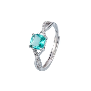 Anello in argento S925 con gemma quadrata verde e fascia intrecciata con piccoli diamanti