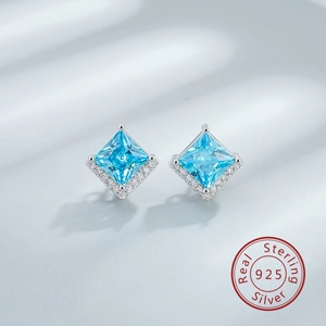 Détail de boucles d'oreilles carrées en argent 925 avec zircon bleu clair taille princesse