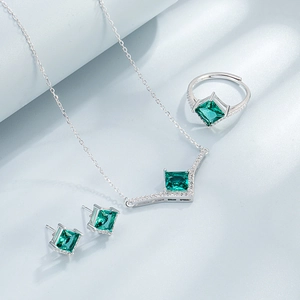 Détail d'une parure en argent 925 avec émeraude carrée et petits diamants étincelants