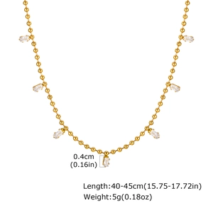 Détail du collier à billes dorées avec mesures et pendentifs en zircon blanc carrés