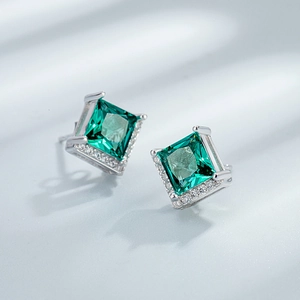 Boucles d'oreilles carrées en argent 925 avec émeraude et entourage de diamants