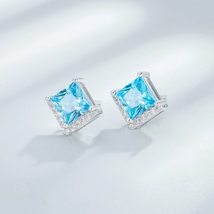 Boucles d'oreilles carrées en pierre bleu clair avec monture en argent 925 et diamants