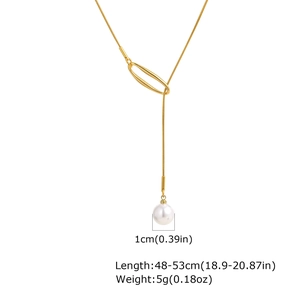 Détail du collier chaîne serpent dorée 18 carats avec perle blanche et fermoir ovale