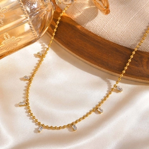 Collier en acier inoxydable doré avec sept pendentifs rectangulaires en zircone cubique