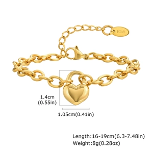 Détail du bracelet en acier inoxydable doré 18K avec fermoir mousqueton et cadenas en cœur
