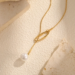 Détail du collier en Y plaqué or 18 carats avec perle d'imitation élégante sur pierre