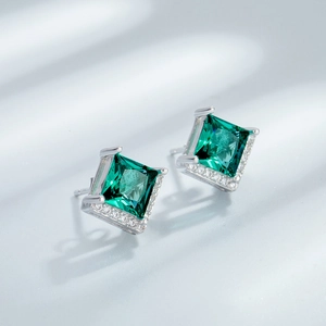 Boucles d'oreilles en argent avec émeraude taille princesse et halo de diamants