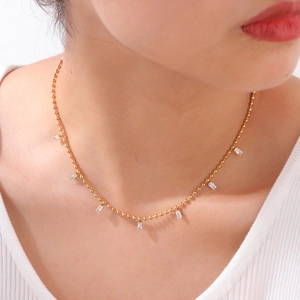 Collier chaîne à billes dorées pour femmes avec sept zircons blancs rectangulaires