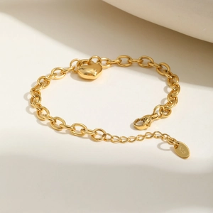 Détail macro du pendentif cœur plaqué or 18K et du fermoir mousqueton du bracelet