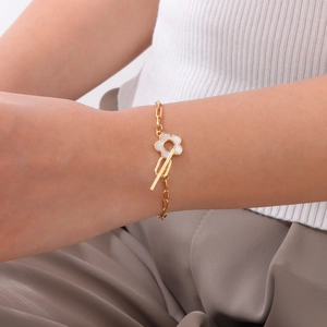 Golden stainless steel chain bracelet with white flower charm and toggle OT clasp