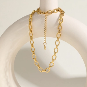 Détail du bracelet à gros maillons en acier inoxydable plaqué or 18 carats avec chaîne