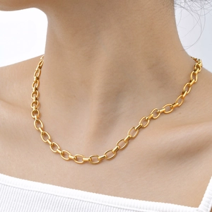 Grosse gourmette en acier inoxydable plaqué or 18 carats au poignet d'un modèle