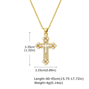 Détail montrant les dimensions du pendentif croix dorée avec perles et zircons