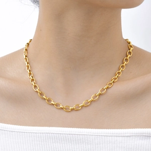 Détail d'une grosse chaîne à maillons en acier inoxydable doré 18 carats sur un mannequin