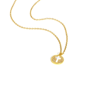 Vue détaillée du pendentif croix dorée avec nacre blanche et zircons étincelants