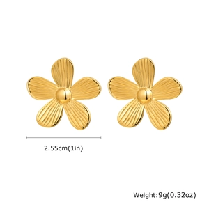 Detailansicht der goldenen Blumenohrstecker mit 2,55 cm Durchmesser und Texturierung