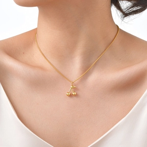 Collier Pendentif Cerise en Acier Inoxydable Minimaliste pour Femmes Plaqué Or Chaîne en O Réglable Bijoux de Mode Élégants