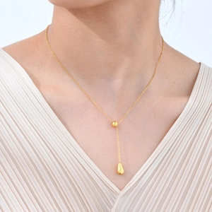 Elegante 18K vergoldete Edelstahl Y-Halskette mit Tropfenanhänger am Modell getragen