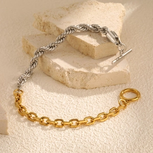 Detail eines zweifarbigen Edelstahlarmbands mit goldenem Knebelverschluss