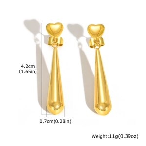 Détail de boucles d'oreilles cœur dorées montrant la hauteur 4.2cm et la largeur 0.7cm