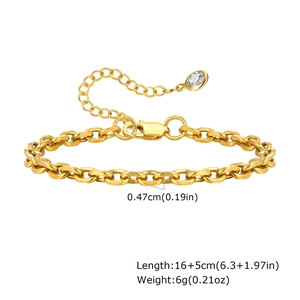 Detail eines Goldkettenarmbands mit Karabinerverschluss, Verlängerungskette und Zirkon