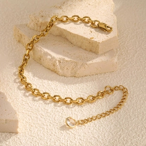Elegantes goldenes Edelstahl-Gliederkettenarmband mit Karabiner und Zirkonia auf Stein