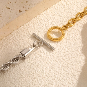 Zweifarbiges Edelstahl-Armband mit goldenen Akzenten und elegantem Knebelverschluss