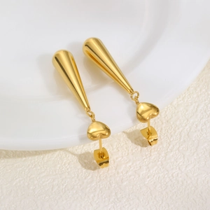 Élégantes boucles d'oreilles pendantes en acier doré avec pendentif cœur