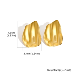 Detail view of 18K gold irregular earrings with size 4.9x3.4cm and weight 22g