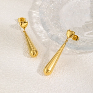 Élégantes boucles d'oreilles cœur dorées avec de longs pendentifs en forme de goutte