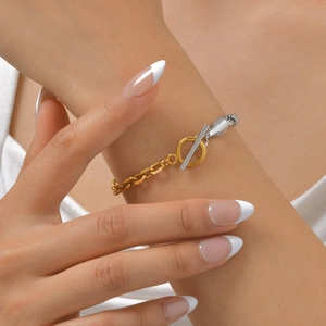 Nahaufnahme des zweifarbigen Gold-Silber-Kettenarmbands mit OT-Verschluss am Handgelenk
