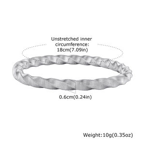 Gros plan du bracelet ressort mobius argenté avec texture détaillée et éclat métallique