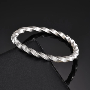 Gros plan détaillé d'un bracelet Mobius argenté avec texture spirale sophistiquée