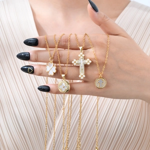 Élégant Collier Pendentif Croix Trèfle en Cuivre Zircone Künstliche Perle Bijoux à la Mode en Nacre Pour Femmes Accessoires de Fête Quotidiens