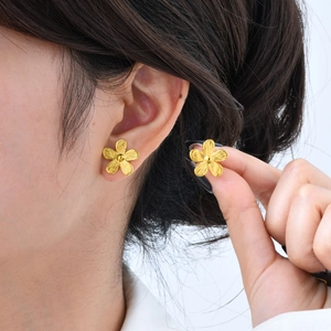 Elegante goldene Ohrstecker mit fünf Blütenblättern und Textur für Damen
