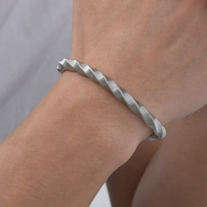 Bracelet Jonc Minimaliste en Acier Inoxydable Mobius Corde Torsadée pour Hommes Mode Ton Argent Texture Spirale